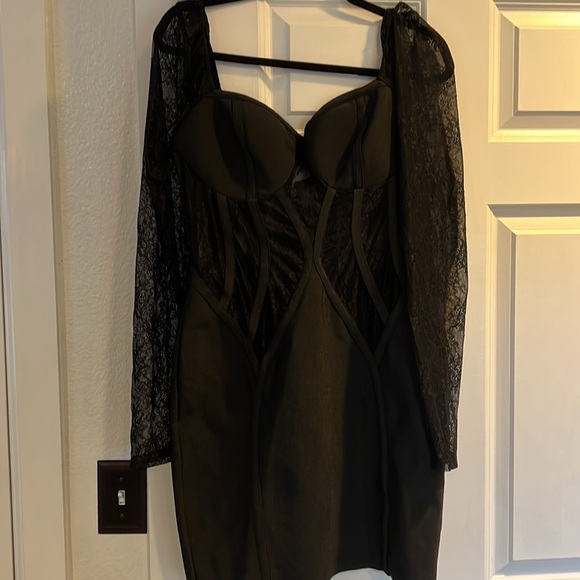 Black mini dress with lace detail cutout - Picture 2 of 6